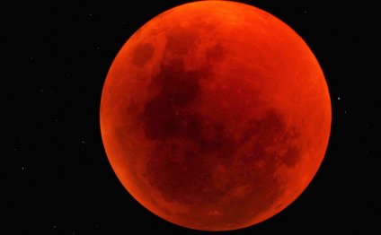 Красивая кроваво-красная Луна: