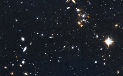 Кластер далеких галактик рядом