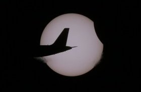 Частичное солнечное затмение 2016 и хвост самолета, Филиппины