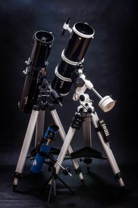 Телескопы Sky Watcher BK 1309 EQ2 (слева), ТАЛ 65 (посередине внизу) и Sky Watcher BKP 150750 EQ3-2 GO-TO SynScan
